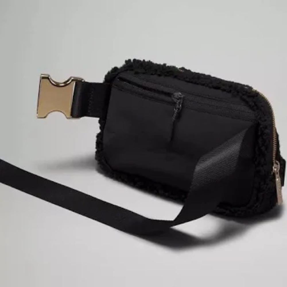NWT Lululemon Fleece White Opal/Gold Hardware
Everywhere Belt Bag 1L brand new - Picture 3 of 6